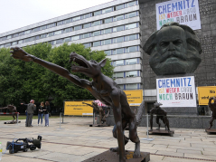 BIld 3: Kunstaktion des Künstlers Rainer Opolka in Chemnitz für ein buntes Chemnitz.