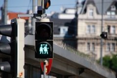 Geschlechtergerechtes Kommunizieren ist nicht auf verbale Ausdrucksweise beschränkt. Auch in Piktogrammen und Hinweisschildern sind Geschlechterstereotype versteckt. Die Ampelpärchen machen unterschiedliche Varianten des Zusammenlebens sichtbar. Hier kann größere Inklusivität durch zufällige Kombinationen erreicht werden. Bild: © Stadt Wien/GSK https://www.wien.gv.at/verkehr/ampeln/neue-ampelsymbole.html