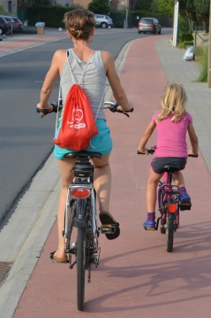 Bild 1: Eine Frau und ein Mädchen nebeneinander auf dem Rad