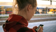 Eine Frau schaut auf ihr Smartphone