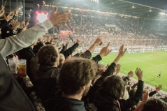 Bild 1: Fußballfans im Stadion