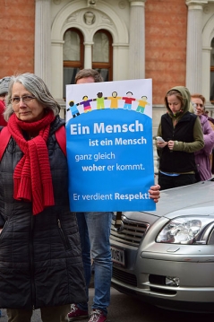 Abbildung 2: Haeferl (https://commons.wikimedia.org/wiki/File:Wien_-_Demo_Fl%C3%BCchtlinge_willkommen_-_Ein_Mensch_ist_ein_Mensch.jpg), „Wien - Demo Flüchtlinge willkommen - Ein Mensch ist ein Mensch“ (https://creativecommons.org/licenses/by-sa/3.0/deed.en)