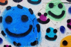 Bild von dinaspixfotografie via Pixabay (https://pixabay.com/de/street-art-urban-art-smilies-smiley-346352/), CCO (https://creativecommons.org/publicdomain/zero/1.0/deed.de)