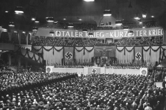 Berlin, Großkundgebung im Sportpalast von Ernst Schwahn, Bundesarchiv, Bild 183-J05235 via Wikipedia (https://de.wikipedia.org/wiki/Datei:Bundesarchiv_Bild_183-J05235,_Berlin,_Gro%C3%9Fkundgebung_im_Sportpalast.jpg), cc (https://creativecommons.org/licenses/by-sa/3.0/de/deed.de)