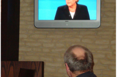 Bild 1: Zuschauer sehen Merkel im TV-Duell 2009 (Kanzlerduell (11)