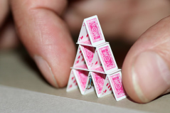 MiniHouseOfCards von Arealast via wikimedia commons (https://commons.wikimedia.org/wiki/File:MiniHouseOfCards.jpg), cc (https://commons.wikimedia.org/wiki/Commons:GNU_Free_Documentation_License,_version_1.2)