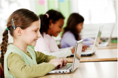 Foto von skynesher via iStock (http://www.istockphoto.com/de/foto/drei-l%C3%A4chelnd-m%C3%A4dchen-mit-laptop-im-klassenzimmer-gm169980483-17076321), bereitgestellt von Julia Karbach, Lizenz: http://www.istockphoto.com/de/legal/license-agreement