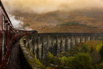 Bücher ermöglichen uns in fremde Welten einzutauchen und uns z. B. auf den Weg nach Hogwarts zu machen. Foto: B K via unsplash (https://unsplash.com/photos/HAl6CKxM3xU, Lizenz: https://unsplash.com/license).