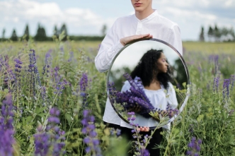 Können Andere uns dabei helfen, uns selbst klarer zu sehen? Foto: cottonbro via pexels (https://www.pexels.com/de-de/foto/natur-blumen-reflektierung-bluhen-4887387/, LIzenz:https://www.pexels.com/de-de/lizenz/).