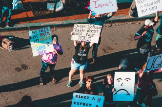 Quelle: Rosemary Ketchum via Pexels (https://www.pexels.com/photo/people-on-street-protesting-about-racism-1464229/), License: (https://www.pexels.com/photo-license/).