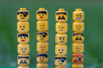 Unterschiedliche Wahrnehmung. Quelle: arembowski via Pixabay (https://pixabay.com/de/photos/lego-zahlen-k%C3%B6pfe-spielzeug-4375879/, Lizenz:https://pixabay.com/de/service/license/).