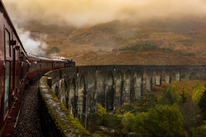 Bücher ermöglichen uns in fremde Welten einzutauchen und uns z. B. auf den Weg nach Hogwarts zu machen. Foto: B K via unsplash (https://unsplash.com/photos/HAl6CKxM3xU, Lizenz: https://unsplash.com/license).