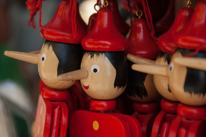 Denken wir positiv von uns, wenn wir andere belügen? (Bild: jackmac34 via pixabay (https://pixabay.com/de/photos/italien-pinocchio-marionette-conte-2347390/, Pixabay License: https://pixabay.com/de/service/license/)).