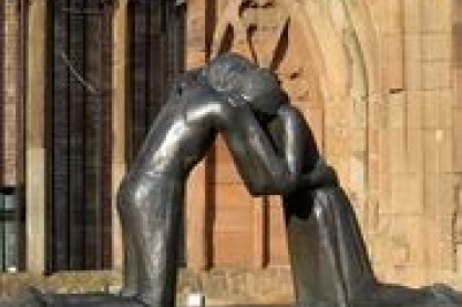 Diese Skulptur wurde in den Ruinen der Kathedrale St Michaels in Coventry errichtet. Eine identische Skulptur wurde als Geschenk an die Bürgerinnen von Hiroshima in Japan übergeben https://commons.wikimedia.org/wiki/File:Reconciliation_by_Vasconcellos,_Coventry.jpg