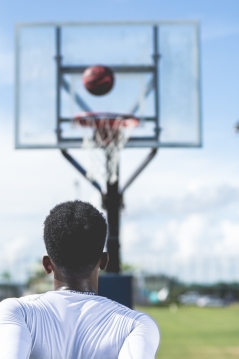 Ein Mann vor einem Basketballkorb